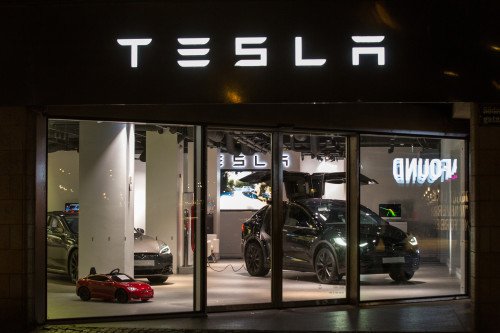 Tesla кажется невосприимчивой к удару коронавируса по продажам автомобилей - но так ли это?