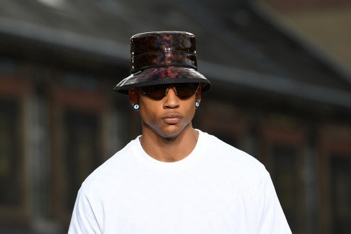 Вы бы носили Givenchy Bucket Hat?