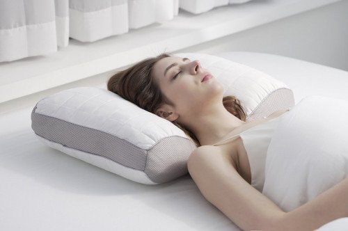 Эта подушка для укрепления сна наполнена необычайно умным комбинацией пены и волокон